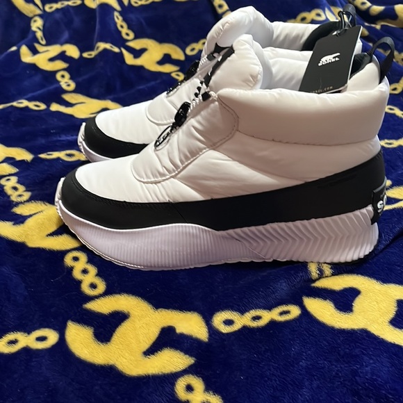 Sorel boots 🥾 - Picture 2 of 5